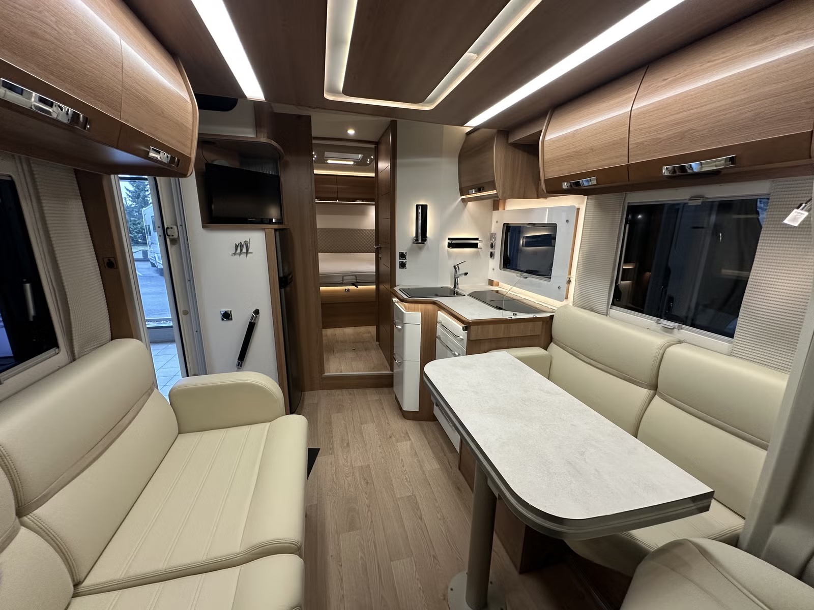 RAPIDO 696 F PREMIUM EDITION - Image 8