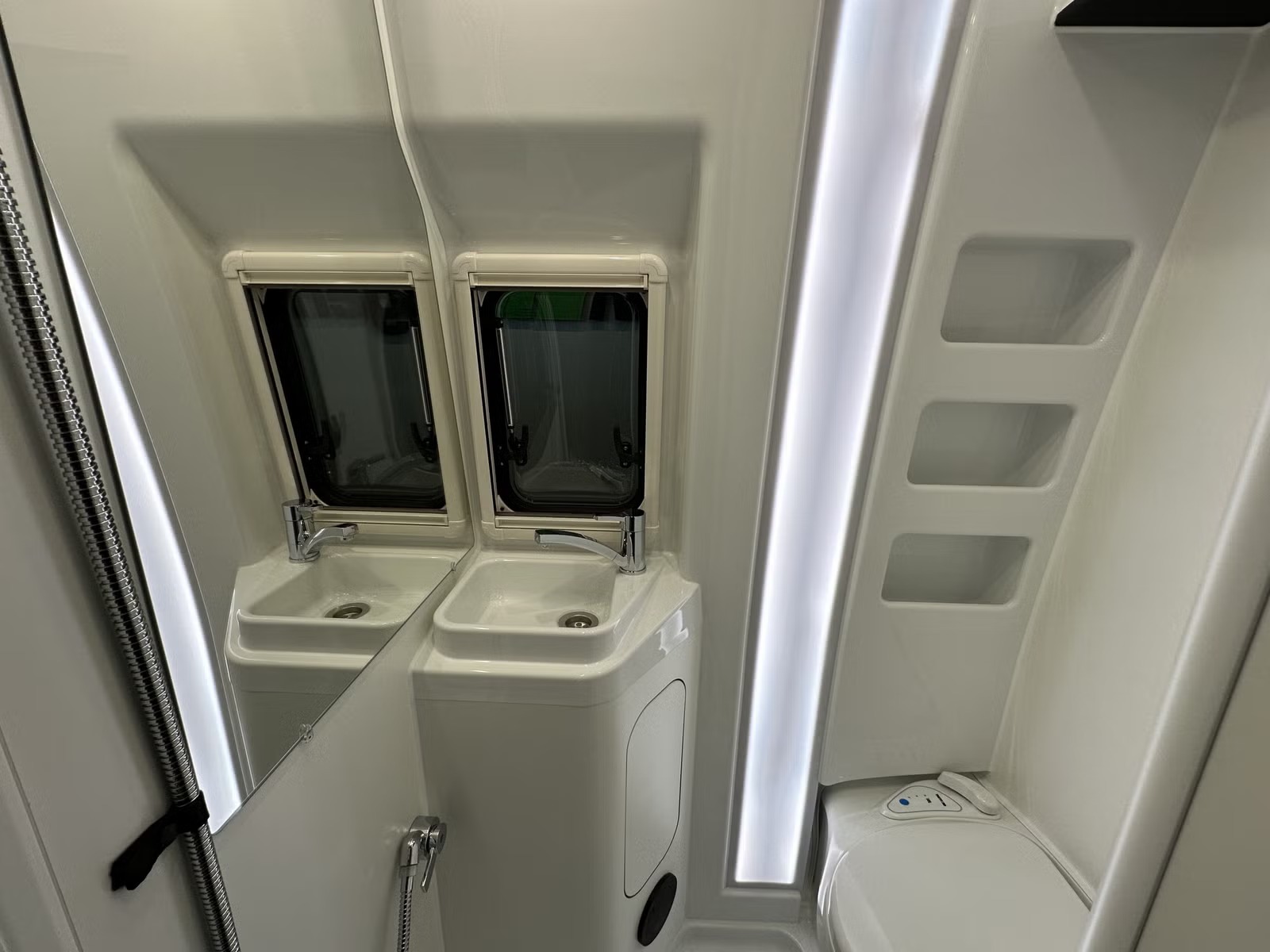 WESTFALIA JAMES COOK 600 E SLIDE-OUT 04 COUCHAGES - Image 15