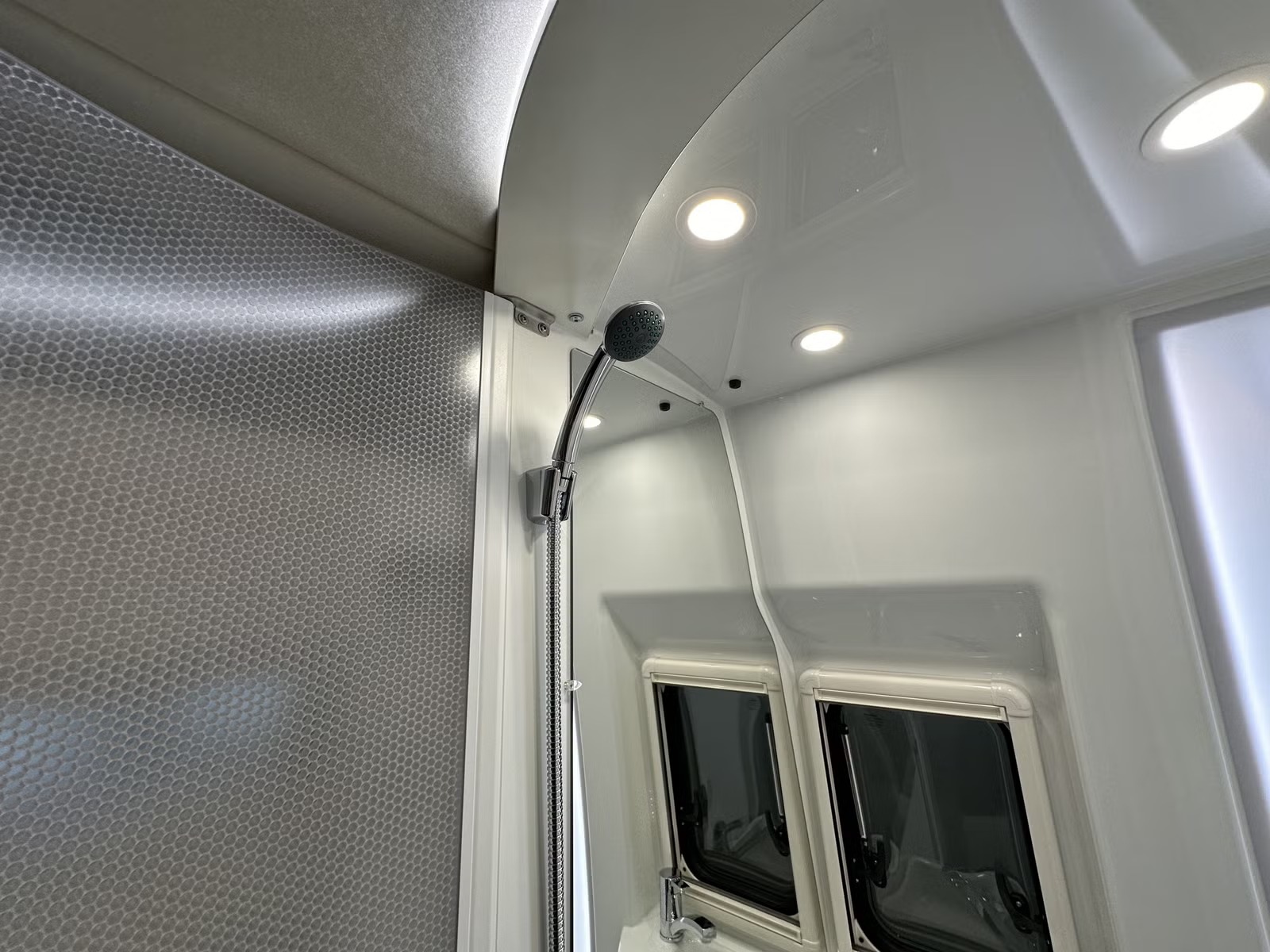 WESTFALIA JAMES COOK 600 E SLIDE-OUT 04 COUCHAGES - Image 19