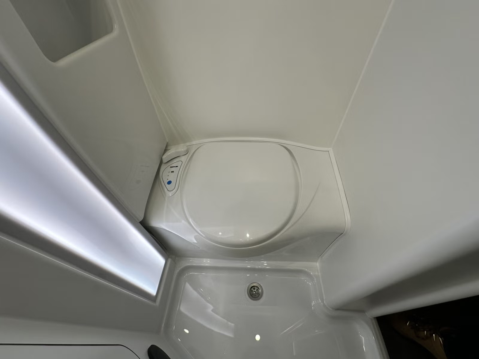 WESTFALIA JAMES COOK 600 E SLIDE-OUT 04 COUCHAGES - Image 18