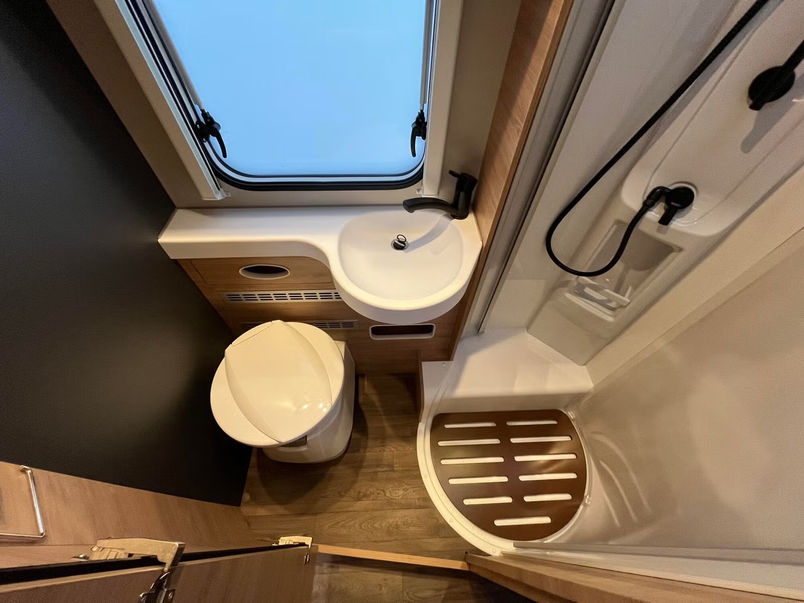 KNAUS LIVE TI 700 MEG PLATINUM - Image 12