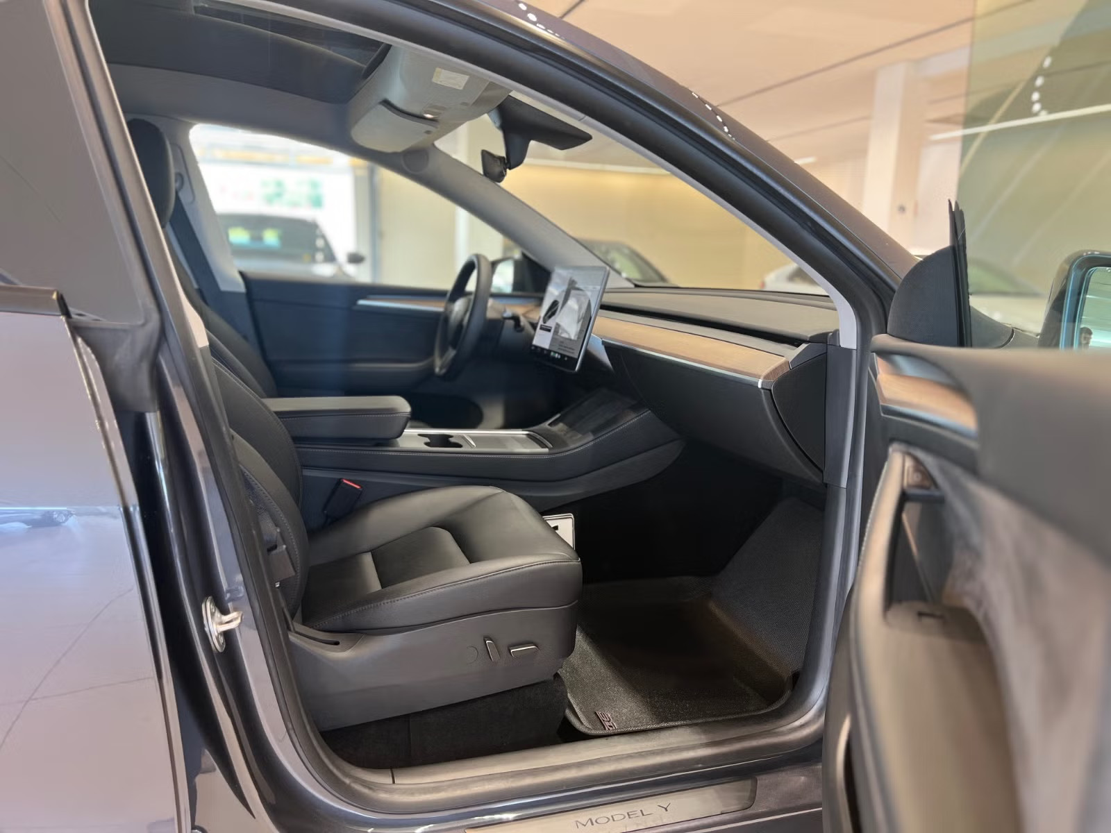 TESLA MODEL Y LONG RANGE - Image 5