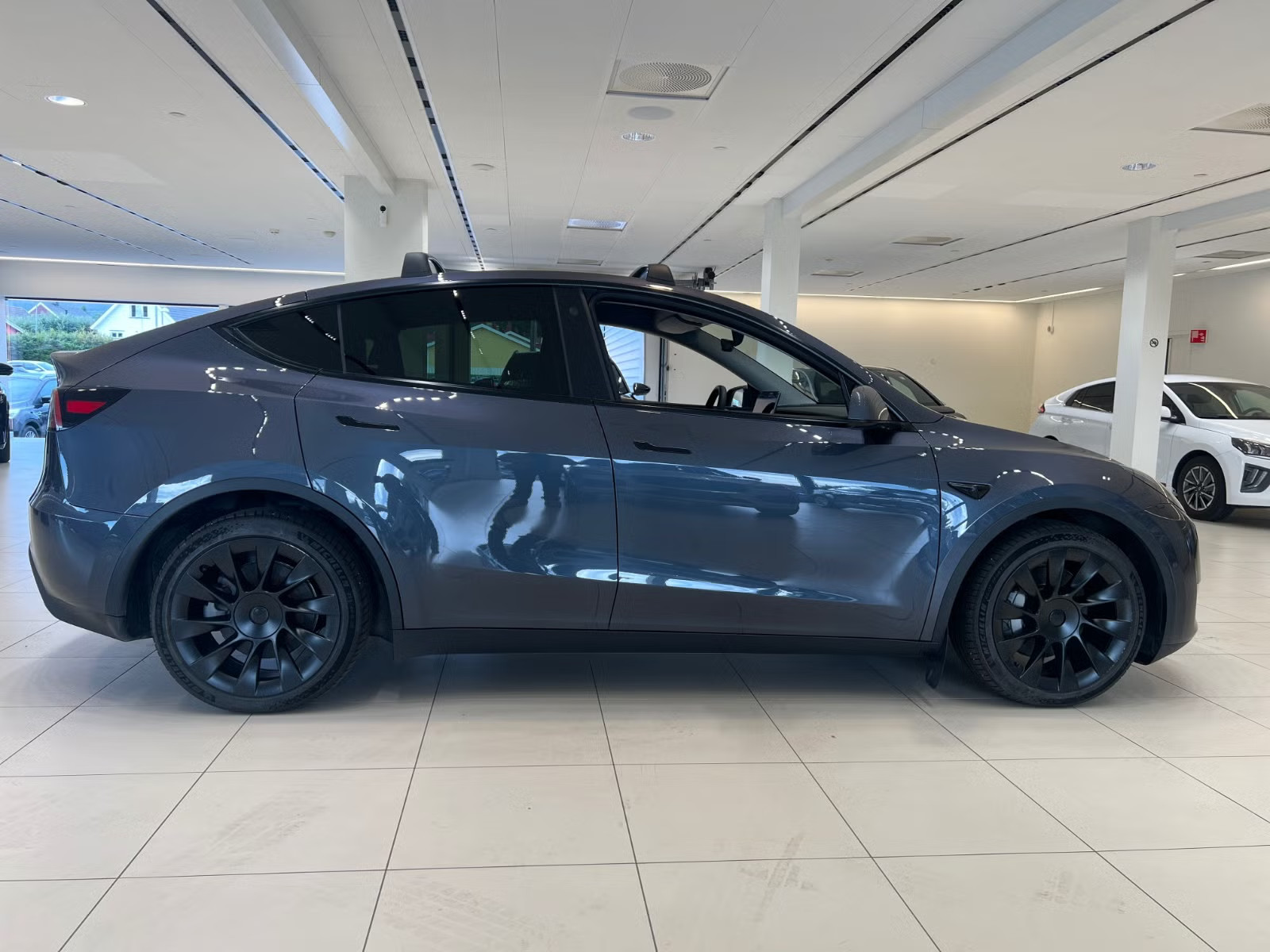 TESLA MODEL Y LONG RANGE - Image 14