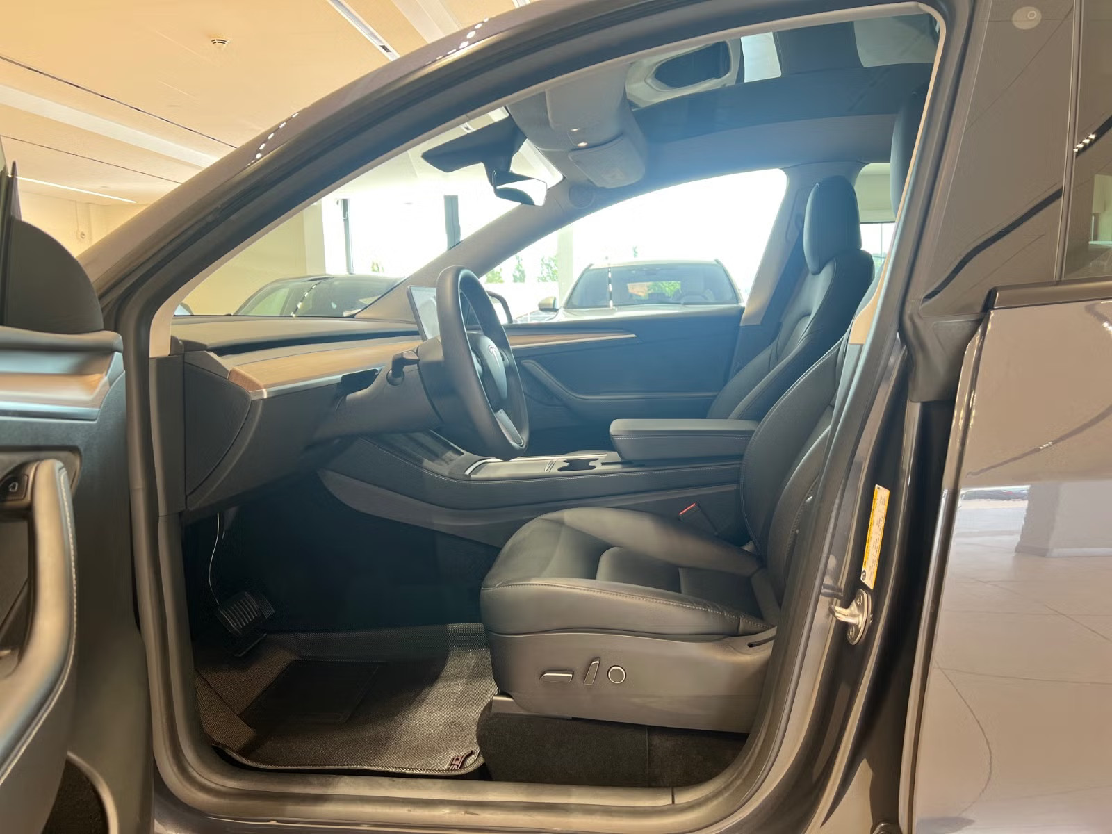 TESLA MODEL Y LONG RANGE - Image 16