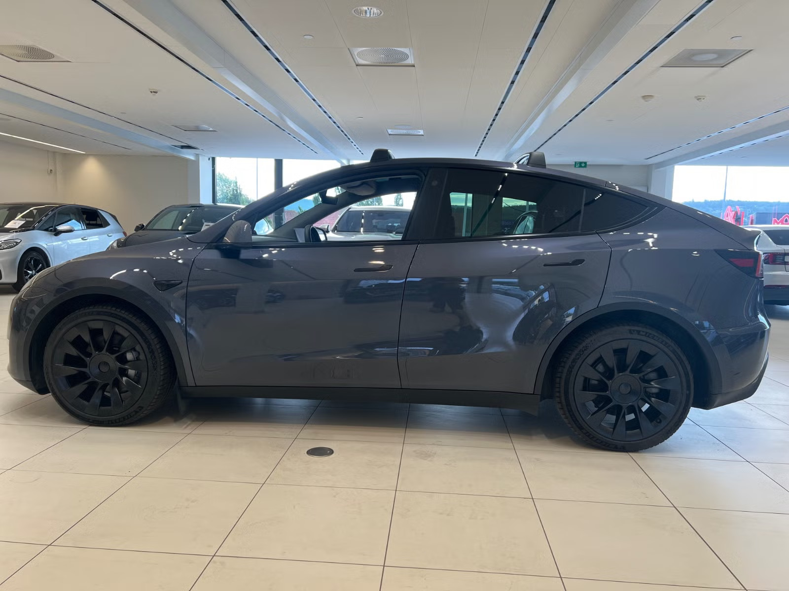 TESLA MODEL Y LONG RANGE - Image 17