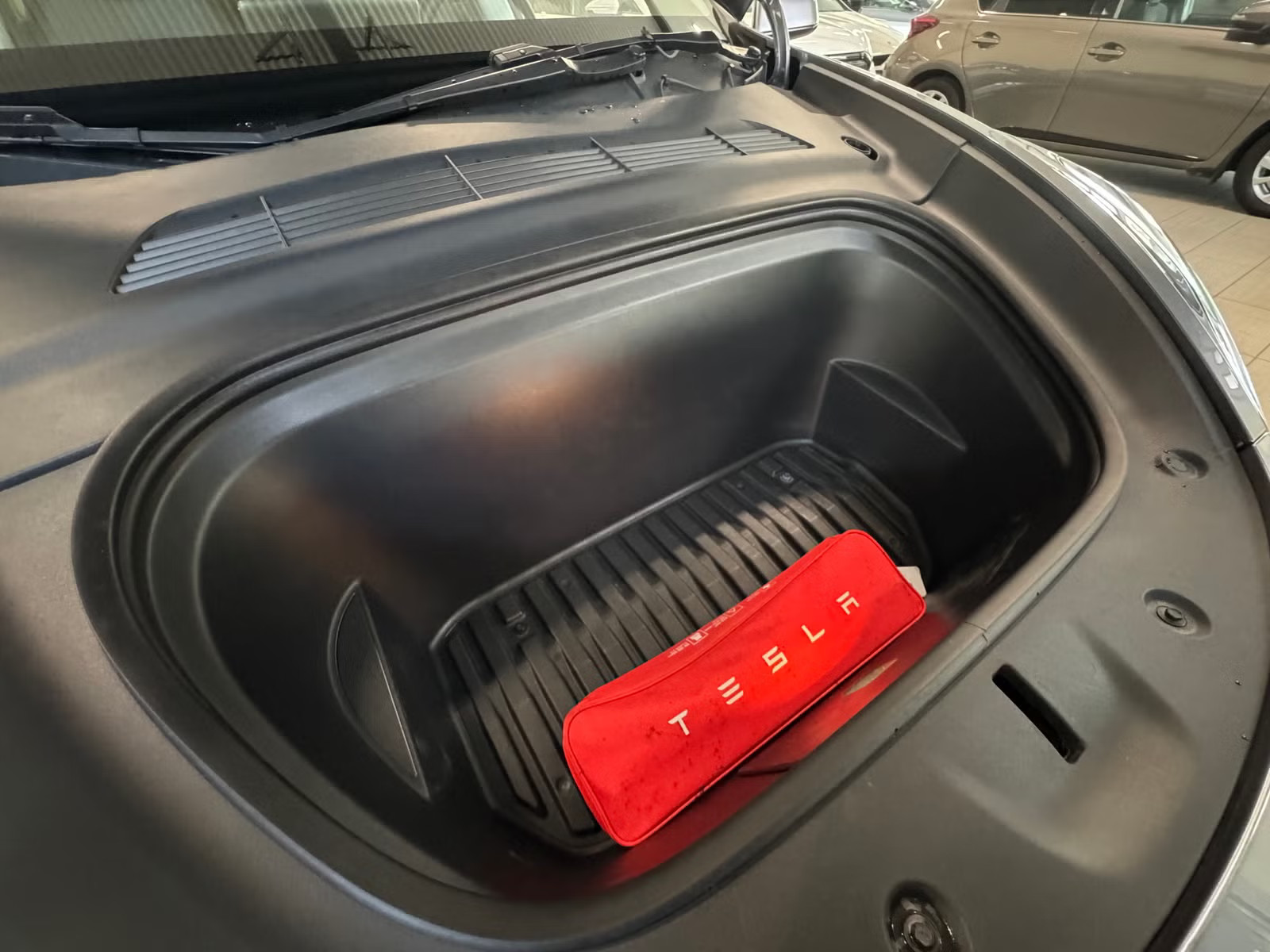 TESLA MODEL Y LONG RANGE  - Image 4