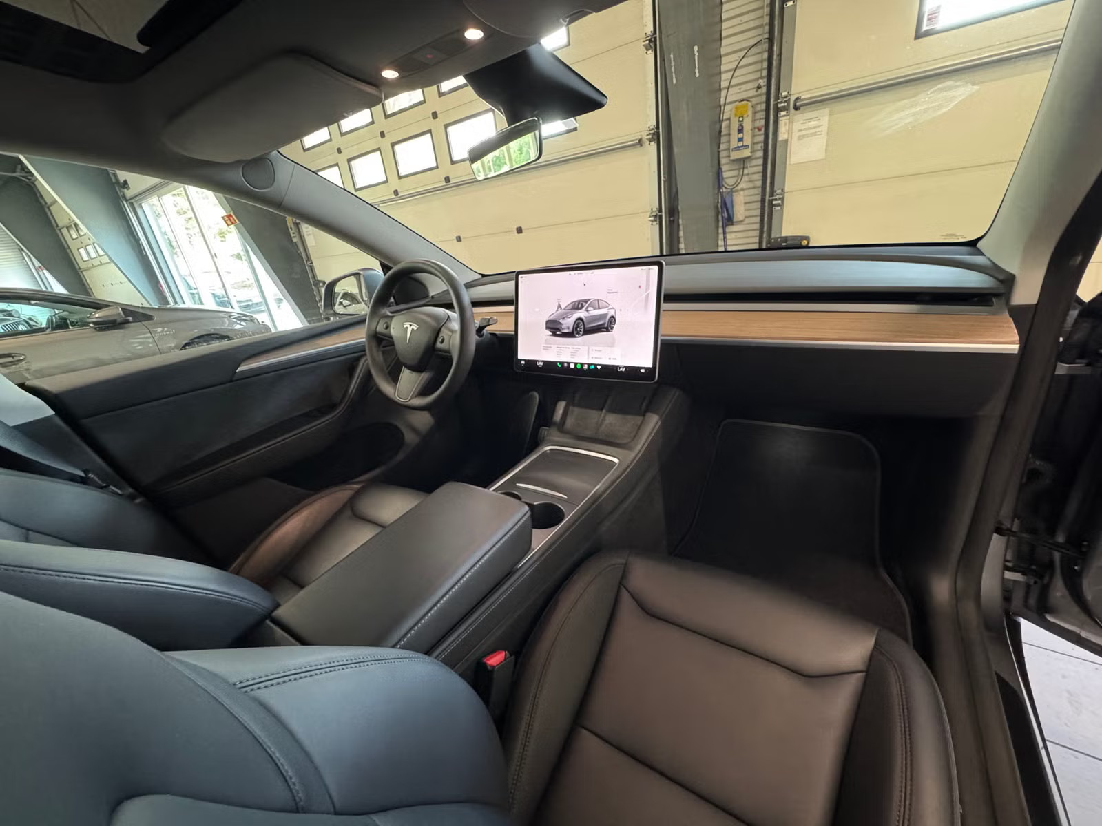 TESLA MODEL Y LONG RANGE  - Image 8