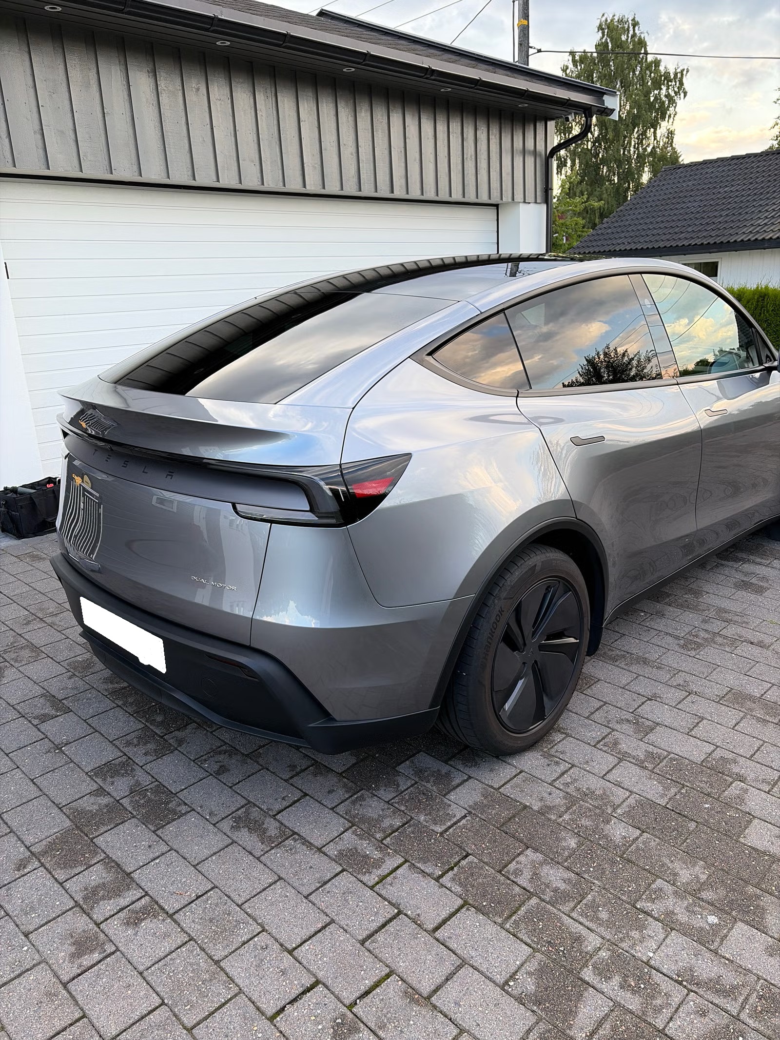 TESLA MODEL Y LONG RANGE  - Image 2