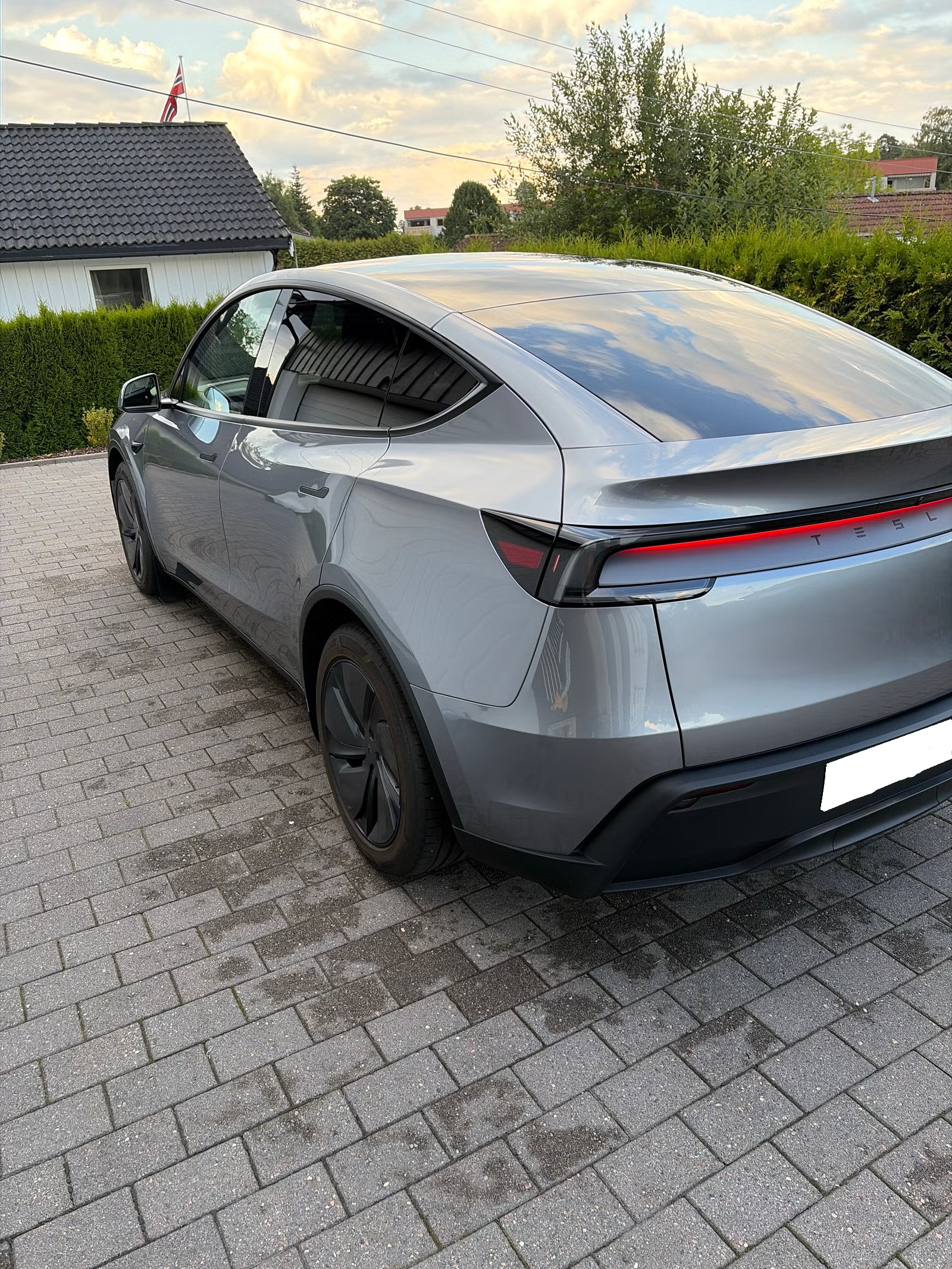 TESLA MODEL Y LONG RANGE  - Image 5