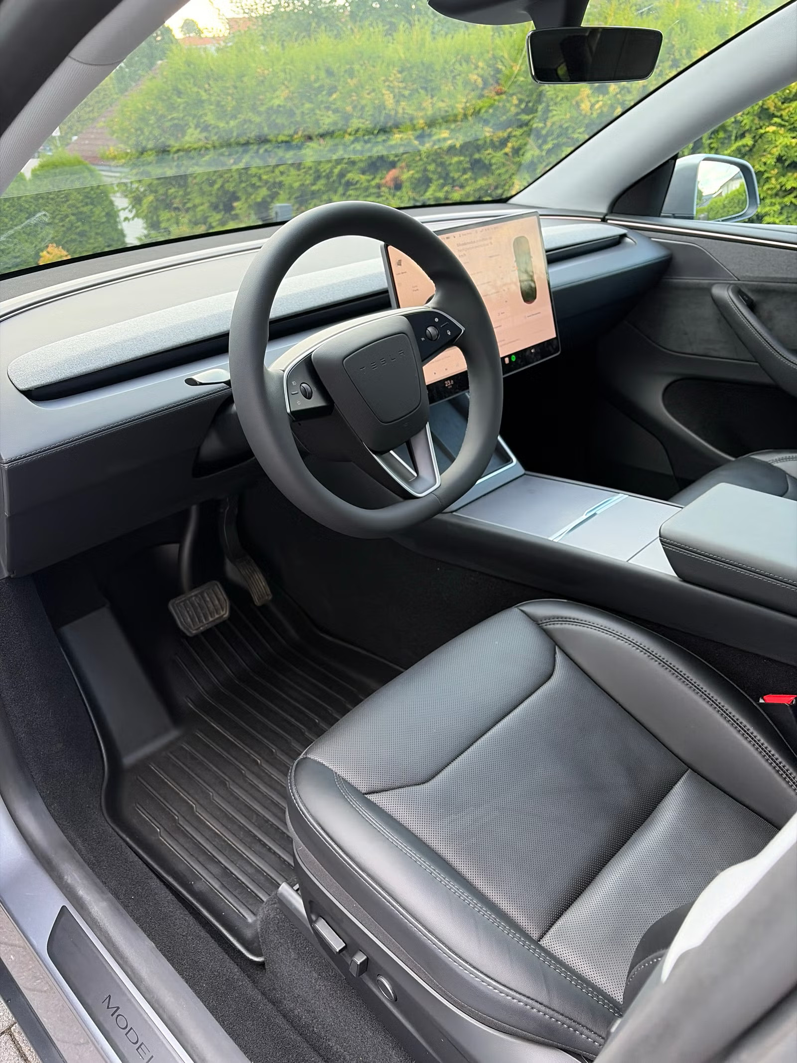 TESLA MODEL Y LONG RANGE  - Image 10