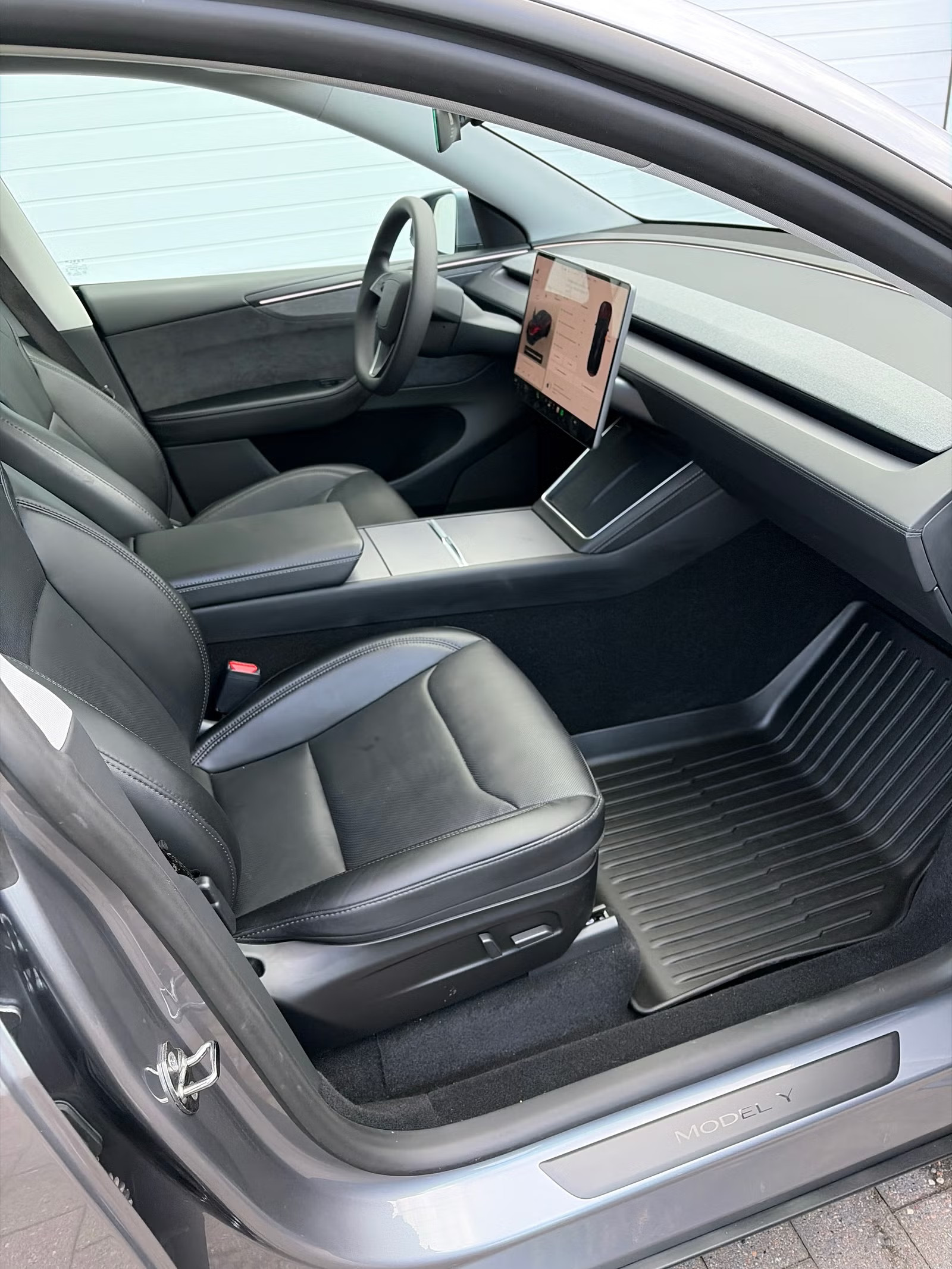 TESLA MODEL Y LONG RANGE  - Image 11