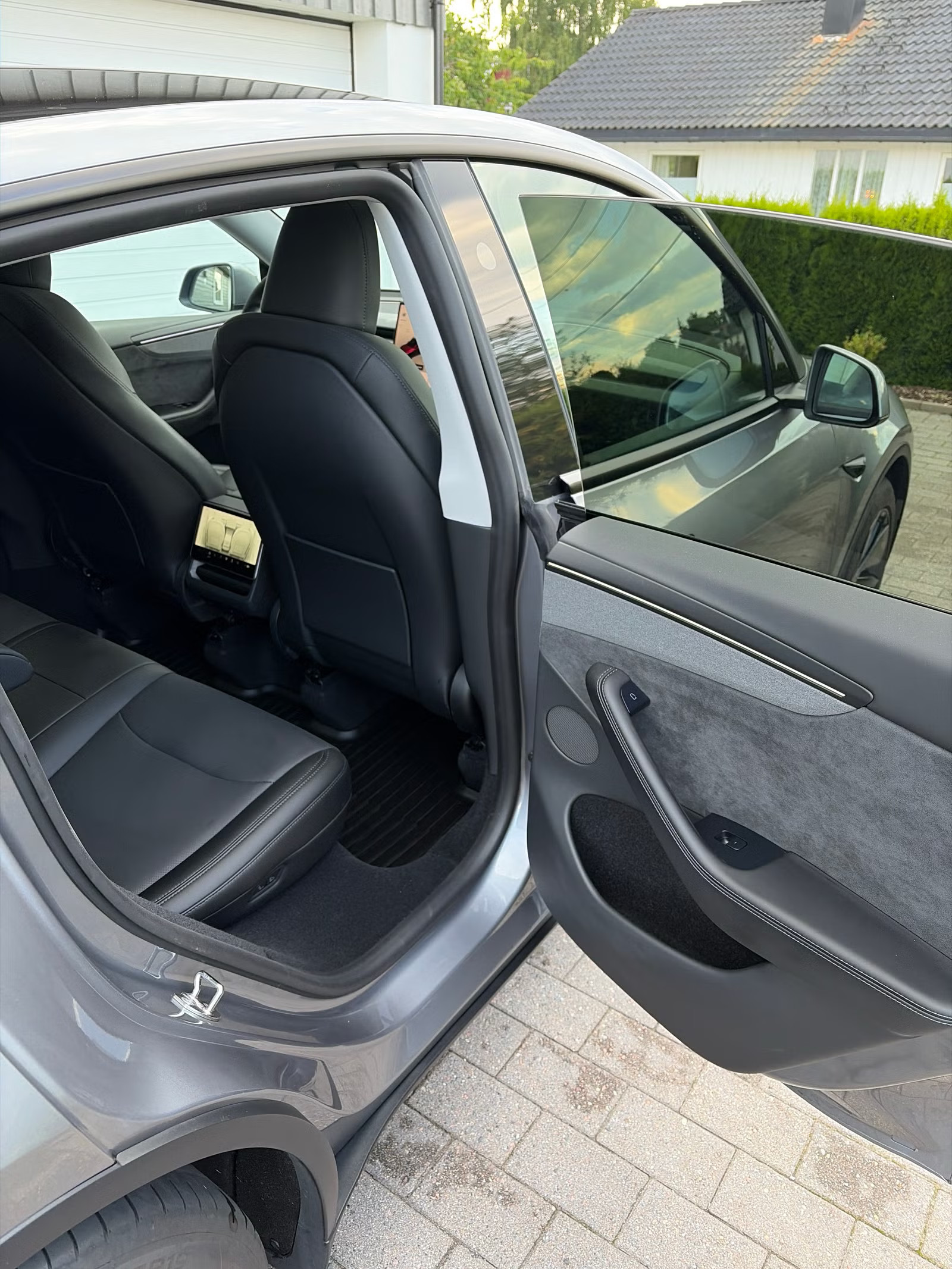 TESLA MODEL Y LONG RANGE  - Image 19