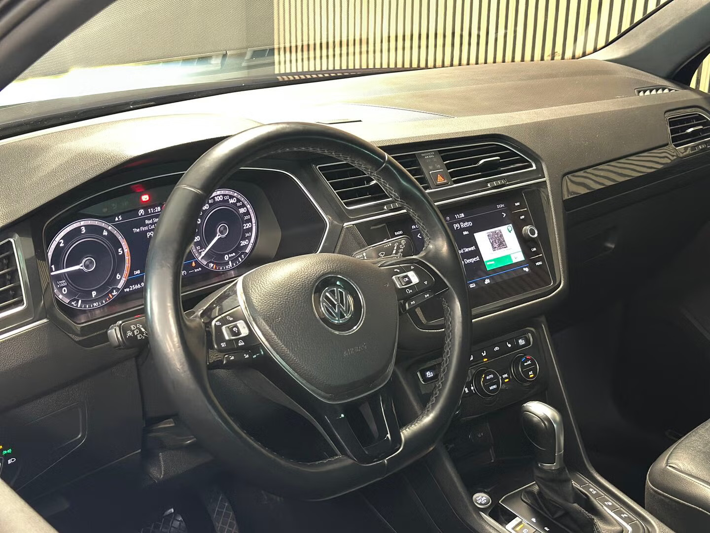 VOLKSWAGEN TIGUAN 2.0 TDI 190 4MOTION DSG7 R LINE - Image 8