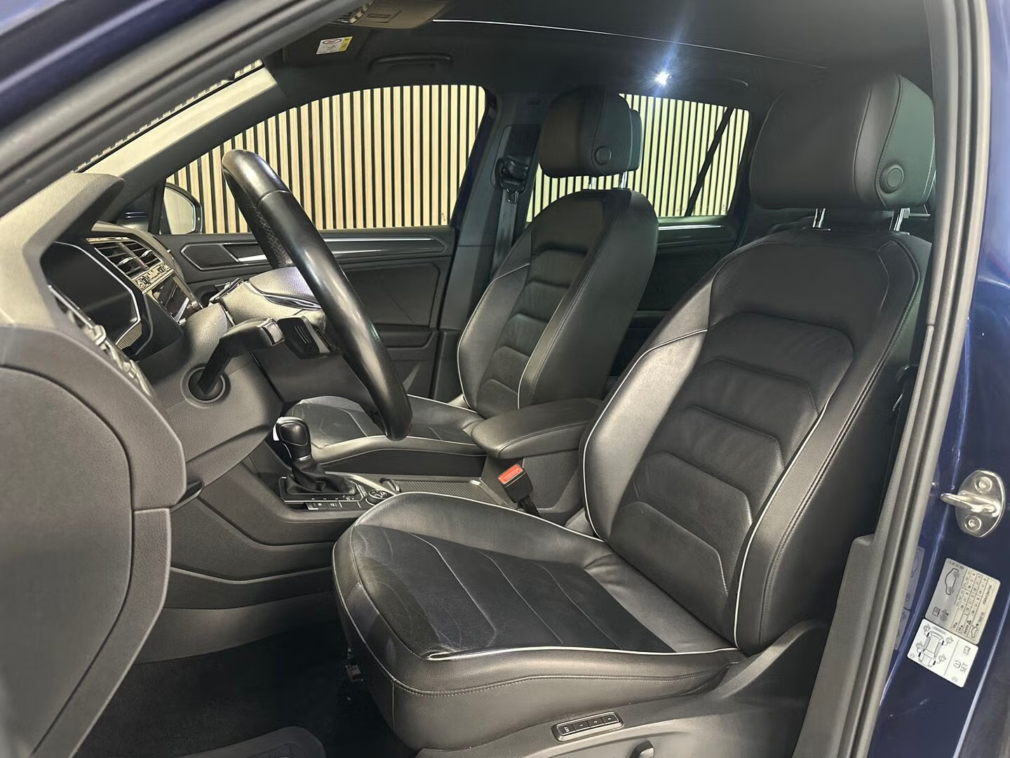 VOLKSWAGEN TIGUAN 2.0 TDI 190 4MOTION DSG7 R LINE - Image 11