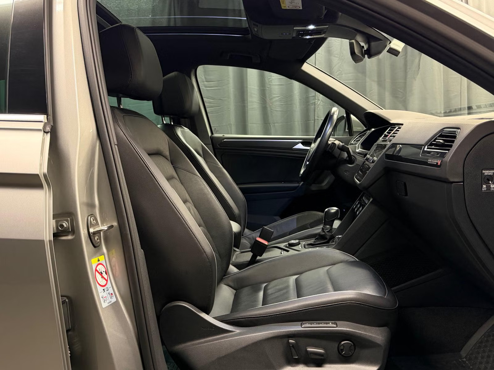 VOLKSWAGEN TIGUAN 2.0 TDI 150 4MOTION R LINE - Image 12