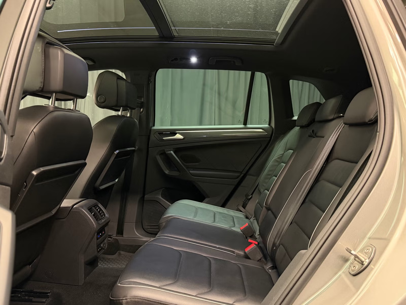 VOLKSWAGEN TIGUAN 2.0 TDI 150 4MOTION R LINE - Image 15