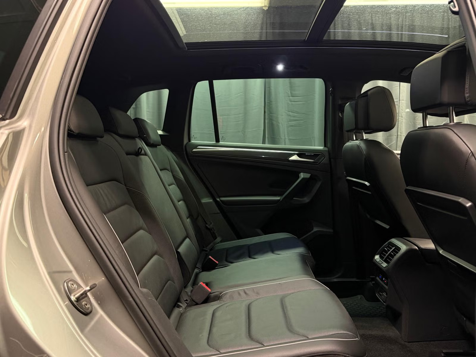 VOLKSWAGEN TIGUAN 2.0 TDI 150 4MOTION R LINE - Image 16