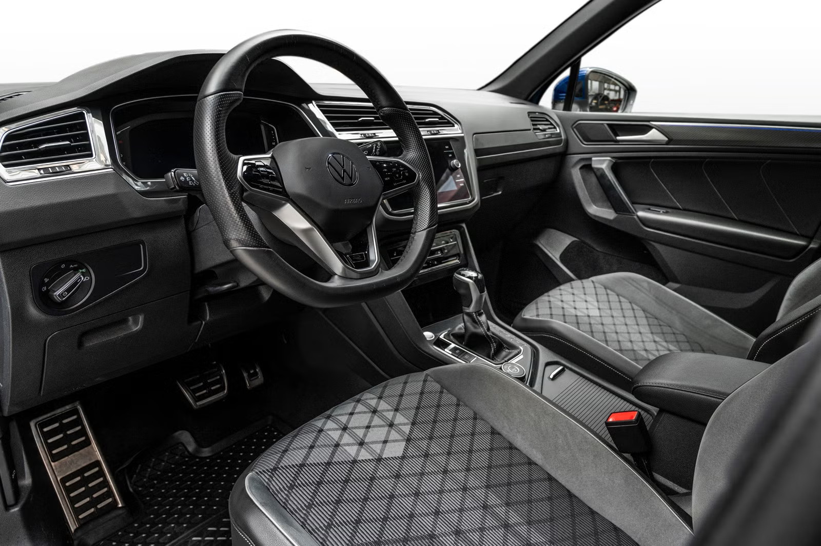 VOLKSWAGEN TIGUAN 2.0 TDI 200CH ELEGANCE EXCLUSIVE 4MOTION DSG7 - Image 11
