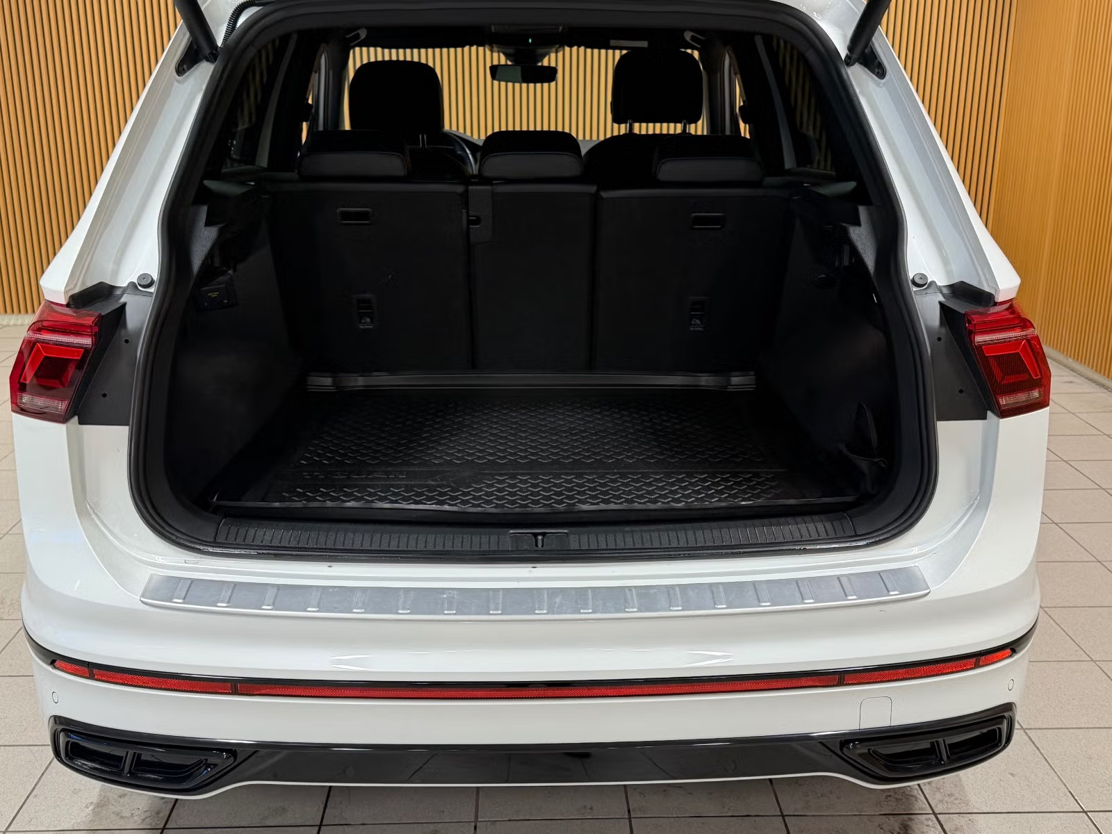 VOLKSWAGEN TIGUAN 2.0 TDI 150CH ELEGANCE EXCLUSIVE 4MOTION DSG7 - Image 4