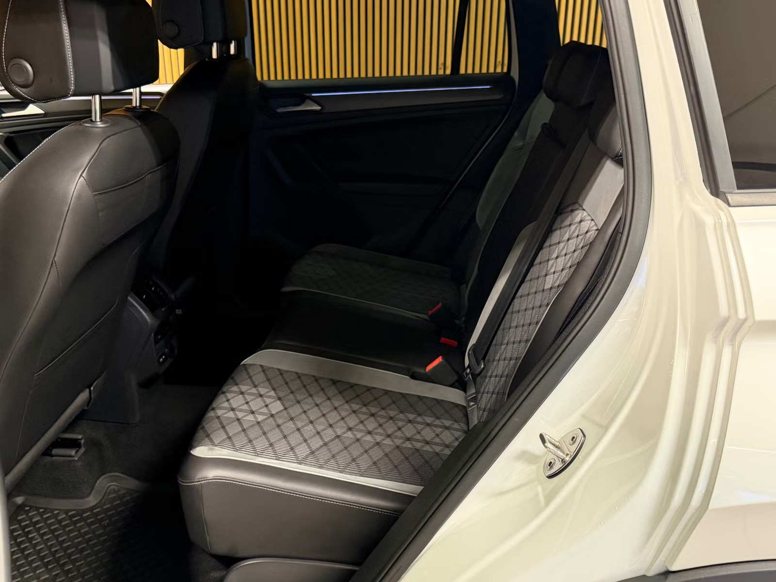 VOLKSWAGEN TIGUAN 2.0 TDI 150CH ELEGANCE EXCLUSIVE 4MOTION DSG7 - Image 14