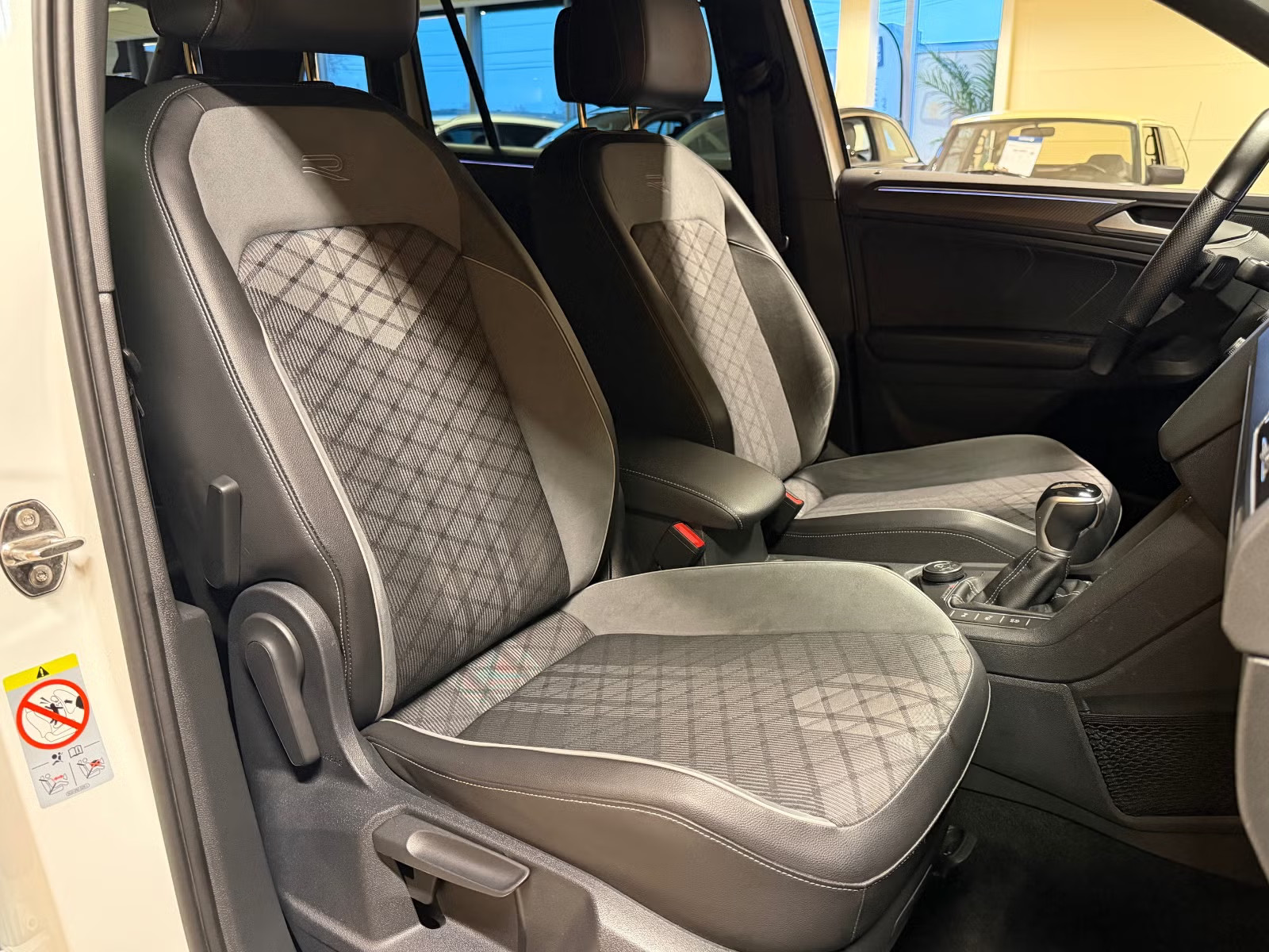 VOLKSWAGEN TIGUAN 2.0 TDI 150CH ELEGANCE EXCLUSIVE 4MOTION DSG7 - Image 15