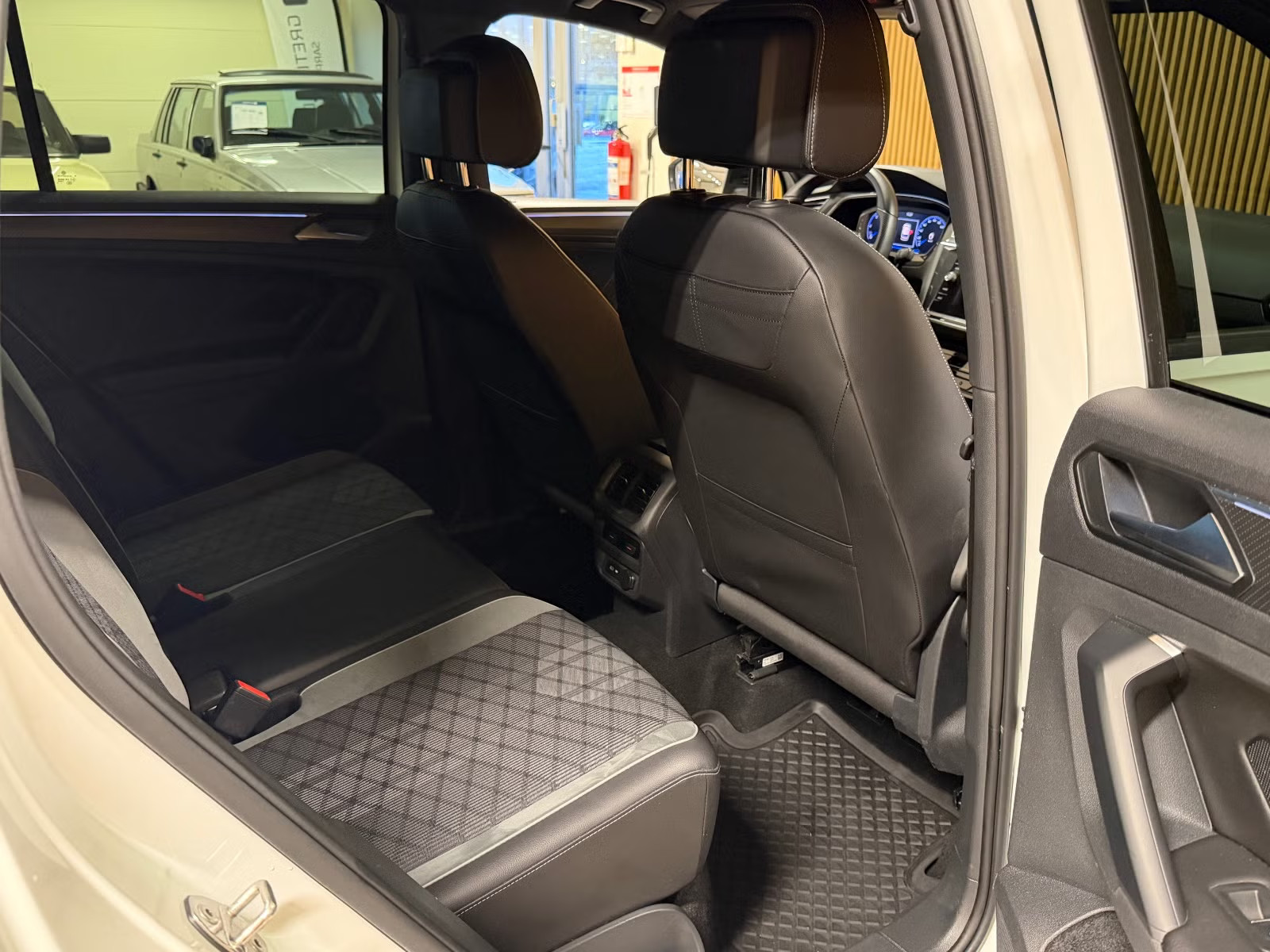 VOLKSWAGEN TIGUAN 2.0 TDI 150CH ELEGANCE EXCLUSIVE 4MOTION DSG7 - Image 17