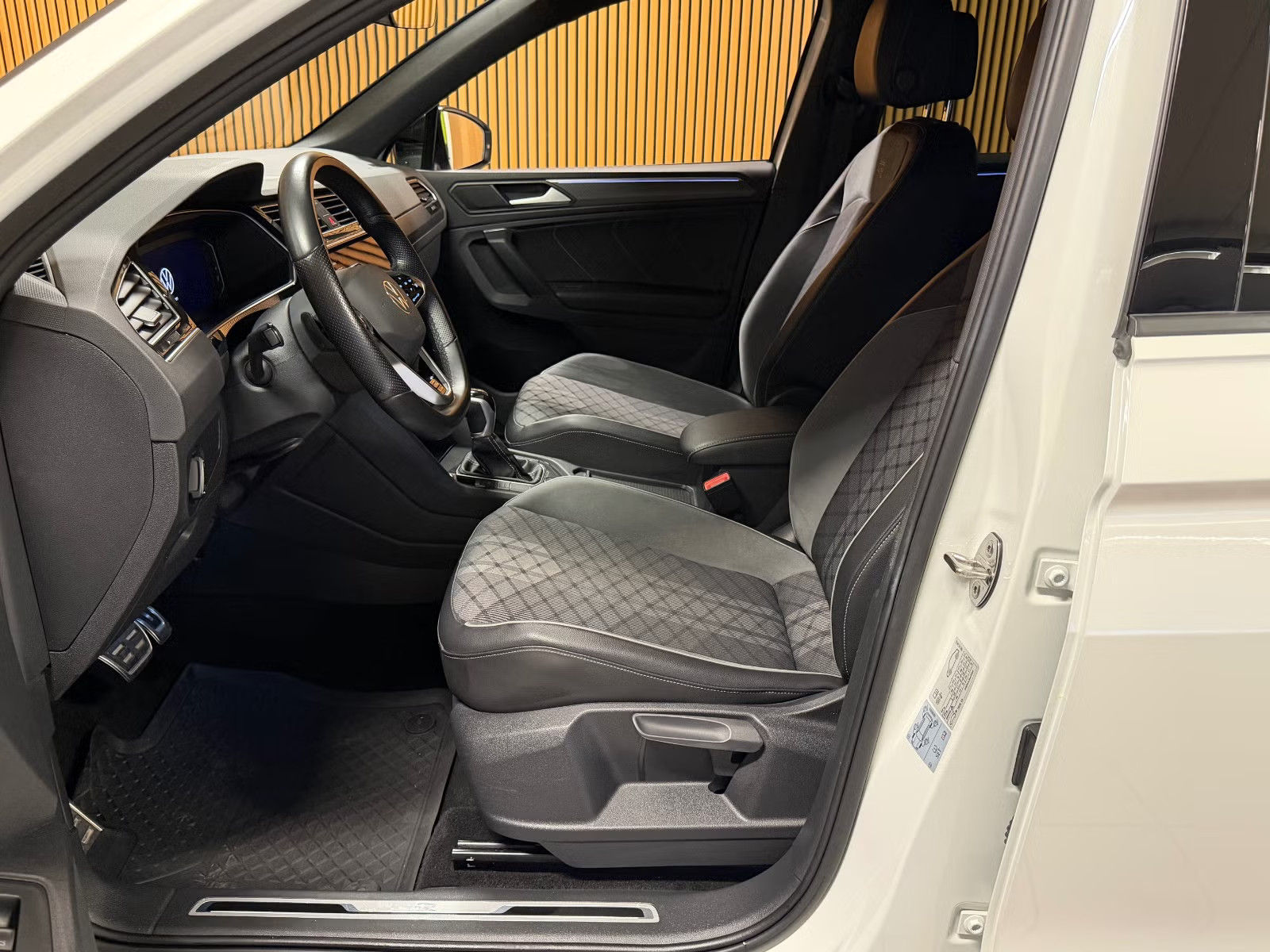 VOLKSWAGEN TIGUAN 2.0 TDI 150CH ELEGANCE EXCLUSIVE 4MOTION DSG7 - Image 18