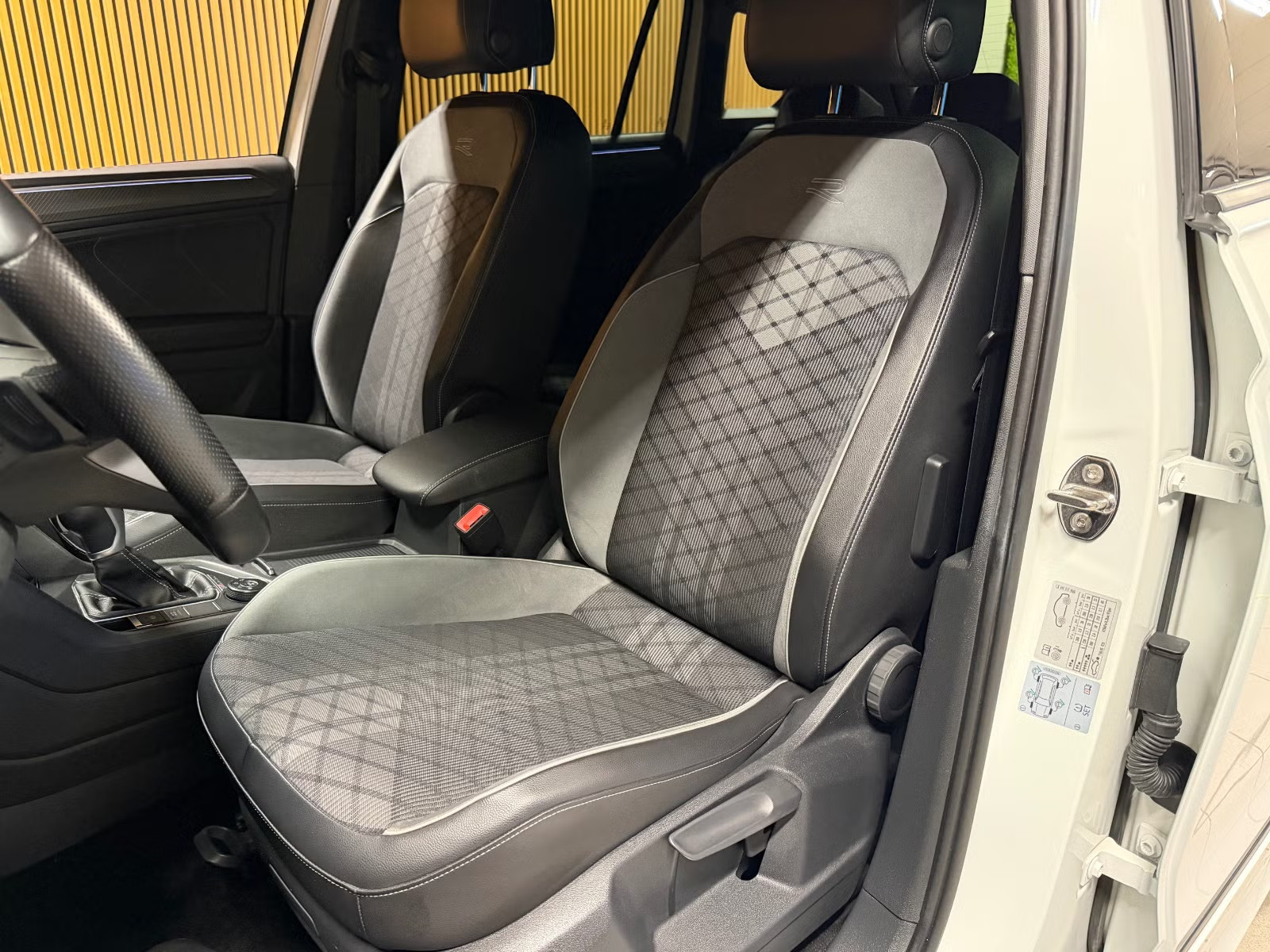 VOLKSWAGEN TIGUAN 2.0 TDI 150CH ELEGANCE EXCLUSIVE 4MOTION DSG7 - Image 19