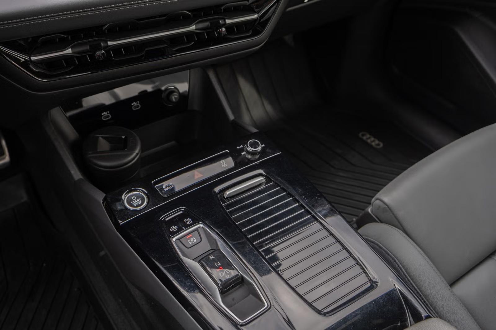 AUDI Q6 E-TRON QUATTRO S-LINE - Image 12