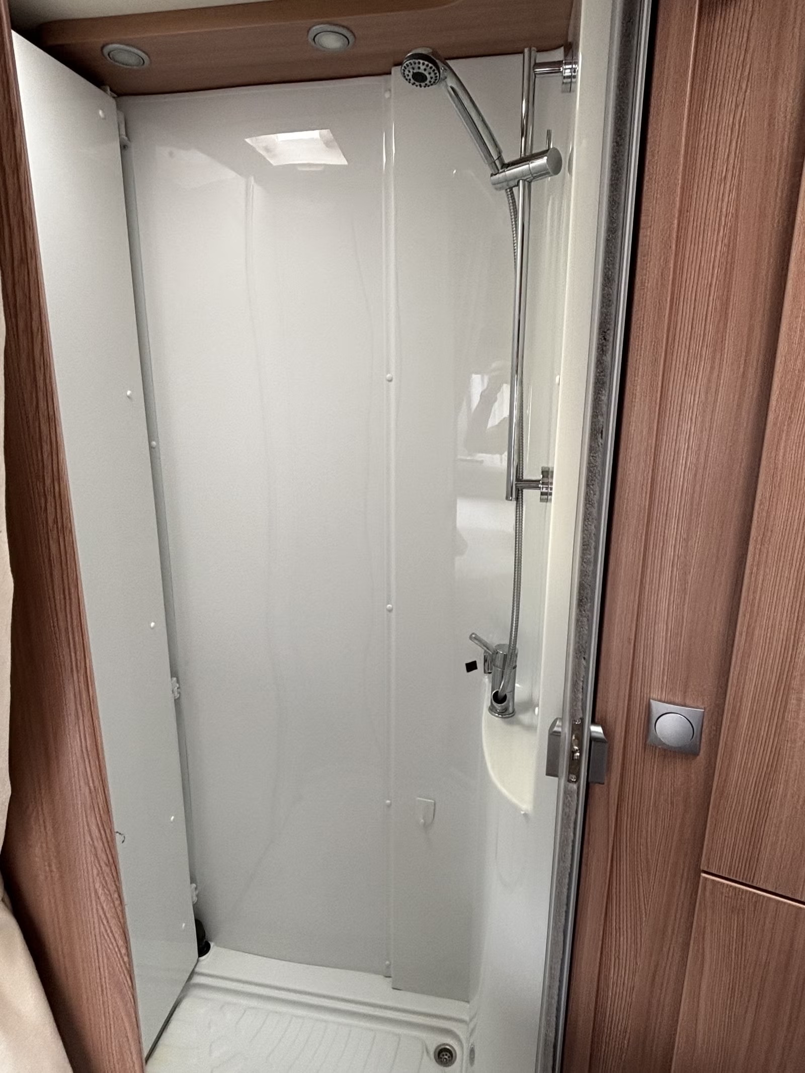 KNAUS SKY WAVE 650 MF - LIT TRANSVERSAL - 5 COUCHAGES - Image 19